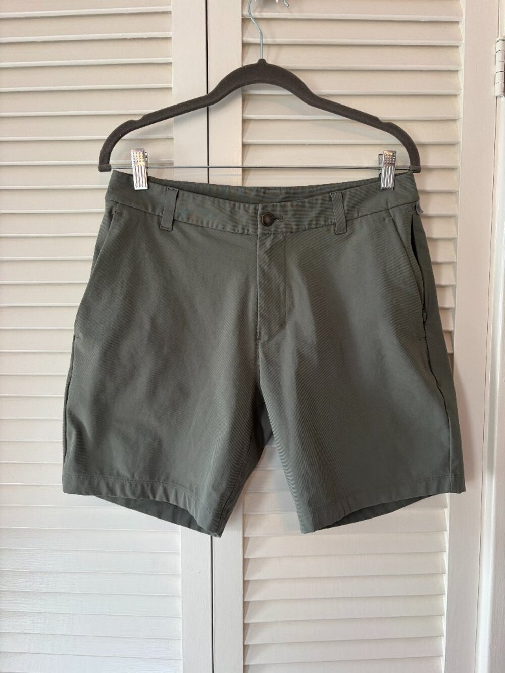 Lululemon men's shorts 30 olive green zip flat front chino